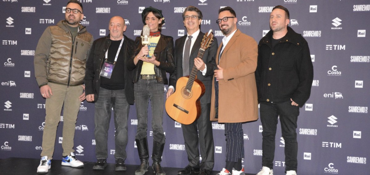 SANREMO 2025  LUCIO CORSI vince il “PREMIO ASSOMUSICA”