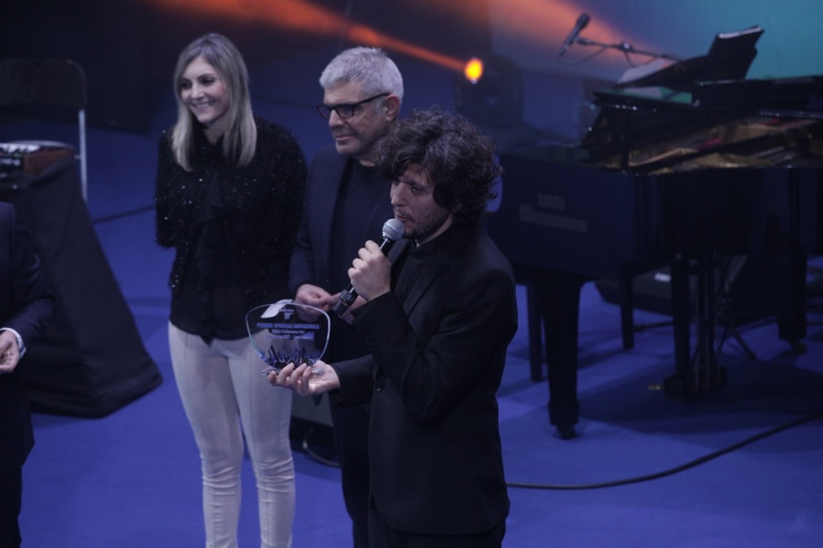 Premio Assomusica per la Migliore Performance Live ad Ermal Meta, al "Calabria Fest Tutta Italiana"